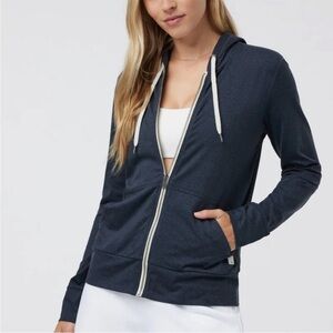 Vuori women’s Halo Performance Hoodie in Color: Midnight Heather xs